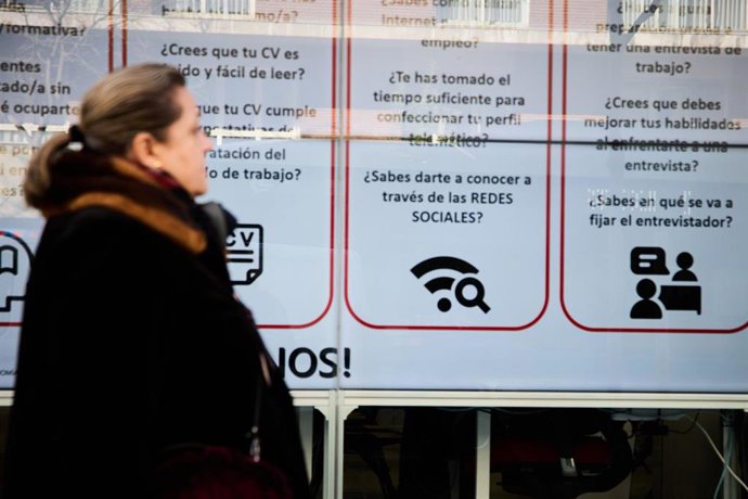 Archivo - Una mujer pasa por una oficina del SEPE