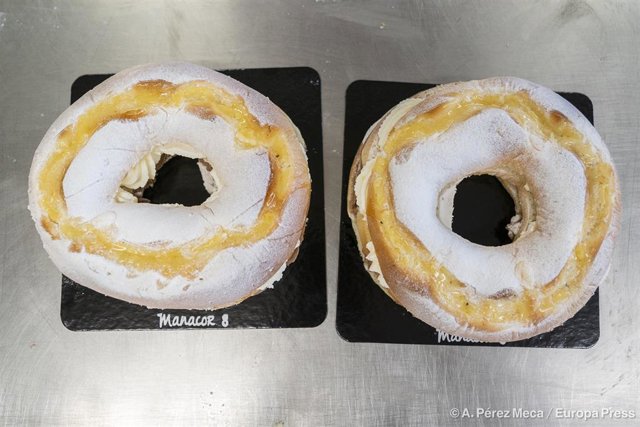 La Corona de la Almudena está elaborada por la Asociación de Empresarios Artesanos de Pastelería y Panadería de la Comunidad de Madrid (ASEMPAS) con motivo del Día de la Almudena, patrona de Madrid, el próximo 9 de noviembre.