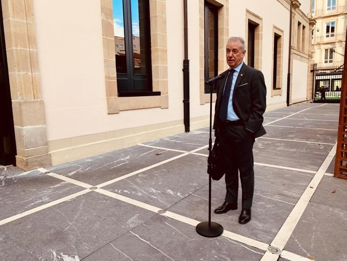 Urkullu, en declaraciones a los medios de comunicación a su llegada al Parlamento Vasco