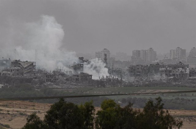 Edificios destruidos y columnas de humo por los ataques del Ejército de Israel contra la Franja de Gaza