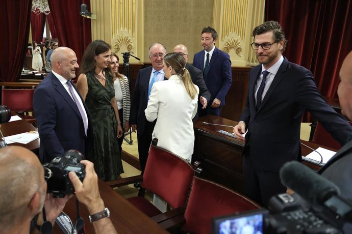 Archivo - La presidenta del Govern, Marga Prohens, junto a diputados de Vox en el Parlament.
