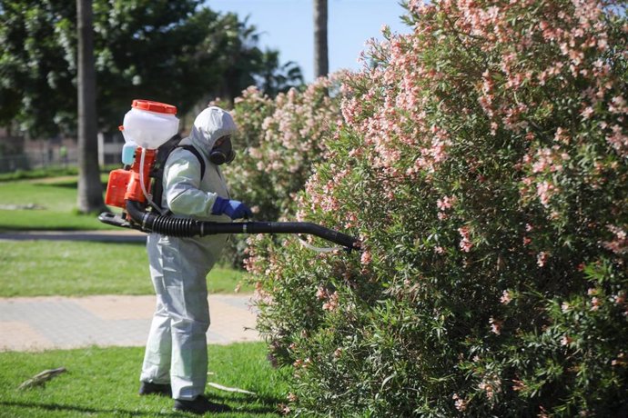 Archivo - Un operario  inician  las labores de fumigación y el tratamiento de imbornales contra el mosquito para prevenir el Virus del Nilo a 11 de mayo del 2021. En el Parque Municipal Adolfo Cantalejo Suárez de Coria del Río (Sevilla). Andalucía