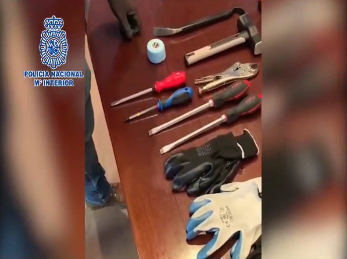 Pillan a dos hombres cuando forzaban la puerta de una panadería en el distrito de Hortaleza