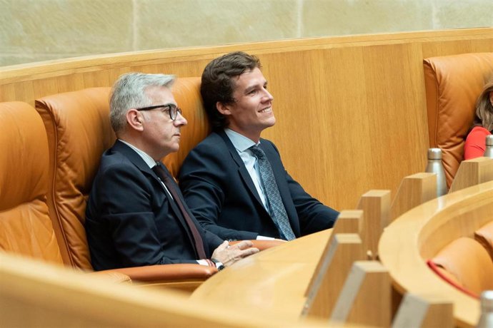 Archivo - Los diputados de Vox, Héctor Alacid y Ángel Alda (portavoz)