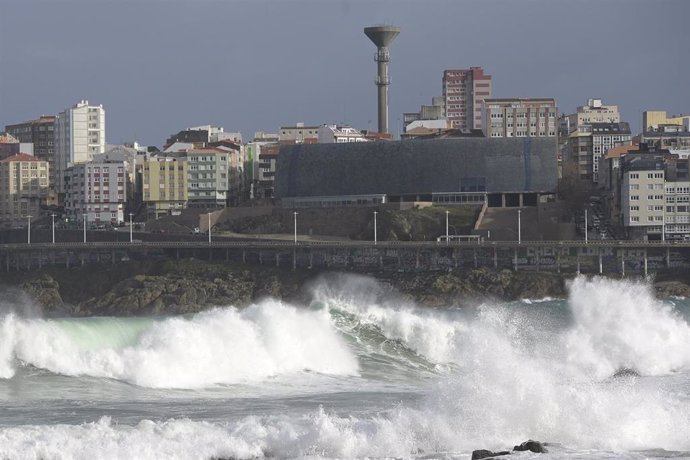 Oleaje en la enseñada coruñesa, a 2 de noviembre de 2023, en A Coruña, Galicia (España). La borrasca 'Ciarán' está provocando a su paso por Galicia un reguero de incidencias, más de 500 gestionadas desde la central del 112, a causa de la climatología ad