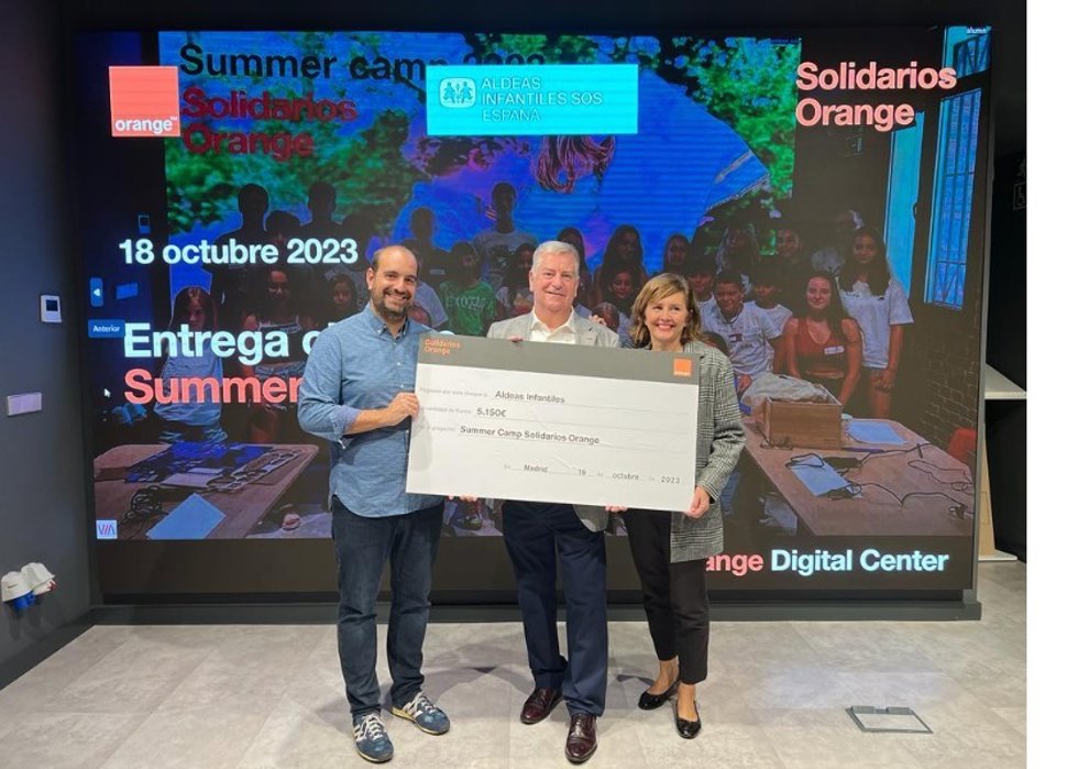 Acto de entrega del cheque que Orange ha donado a Aldeas Infantiles SOS para los campamentos de veranos que celebra para menores en situación de vulnerabilidad