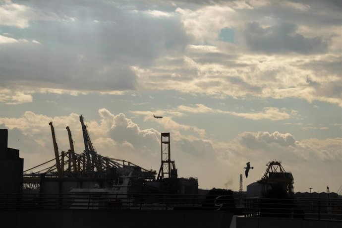 Archivo - Vista general del Puerto de Barcelona desde el mirador Hotel Grand Marina.