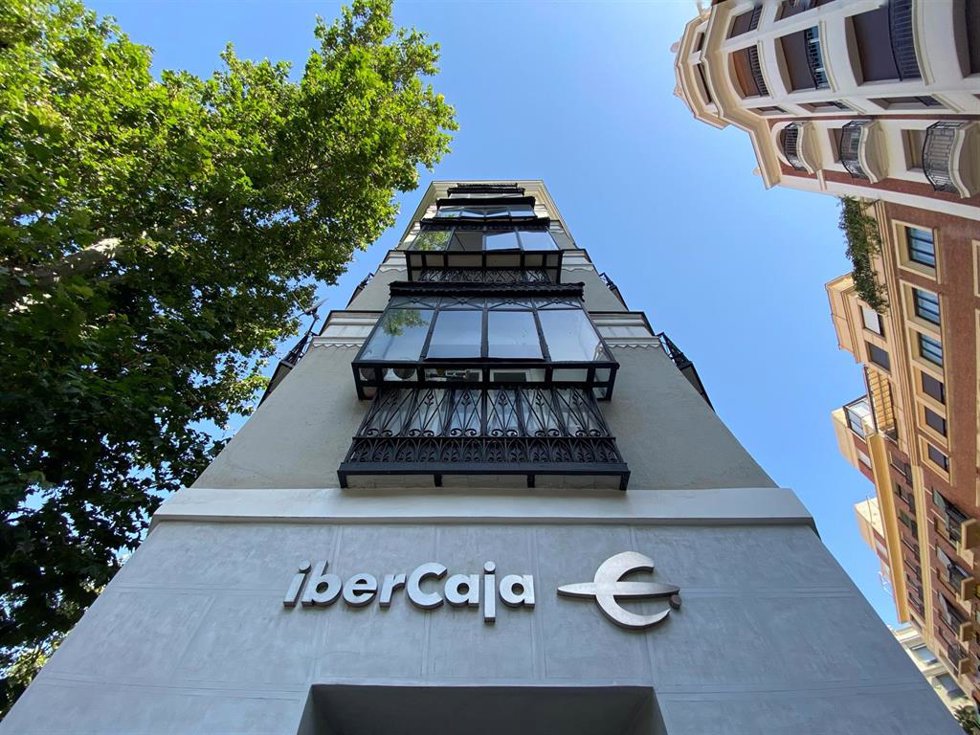 Archivo - Oficina de Ibercaja, en Madrid (España).