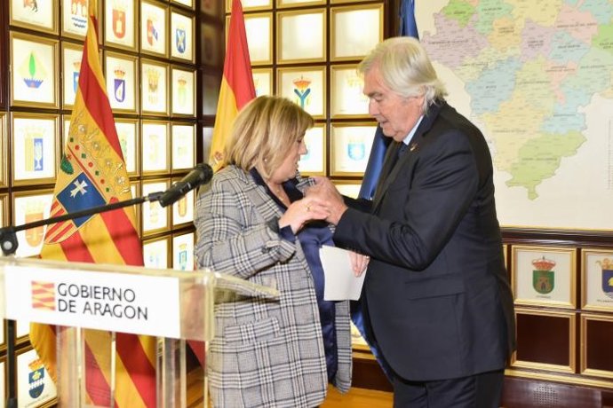 La consejera de Presidencia, Tomasa Hernández, ha recibido una insignia del presidente de 'ACES Europe', Francesco Luppatelli.