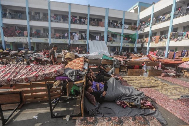 Decenas de palestinos buscan refugio en una escuela de la Agencia de Naciones Unidas para los Refugiados de Palestina en Oriente Próximo (UNRWA) en Jan Yunis, en el sur de la Franja de Gaza