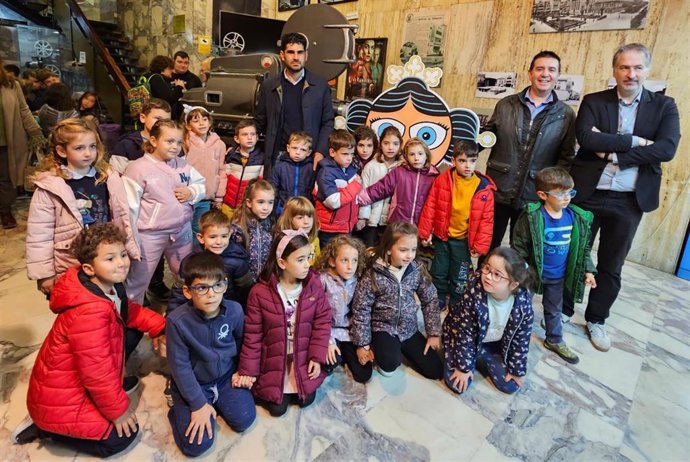 El presidente de la Diputación de Albacete, Santi Cabañero; el diputado José González; y el director de Abycine, José Manuel Zamora, en una de las sesiones escolares programadas con motivo de los programas 'Abycinitos' y 'Mi primer Abycine'