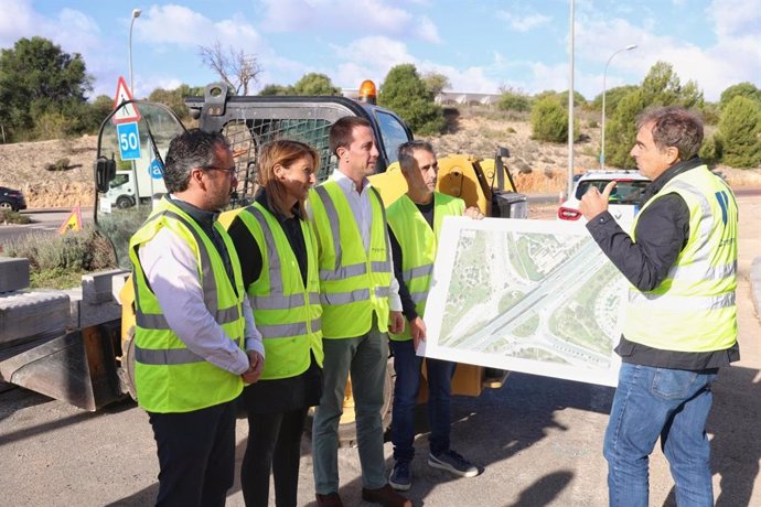 El presidente del Consell de Mallorca, Lloren Galmés, visita las obras del carril cero de la vía de Cintura.