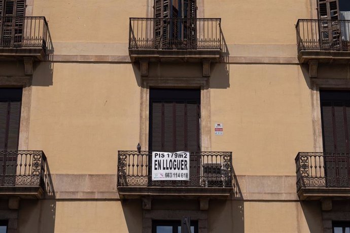 Archivo - Cartel de venta en una fachada de un edificio, a 25 de abril de 2023, en Barcelona, Catalunya (España). La oferta de viviendas en alquiler ha caído un 51% en Barcelona desde el inicio de la legislatura, en 2019, según un comunicado de Idealista 