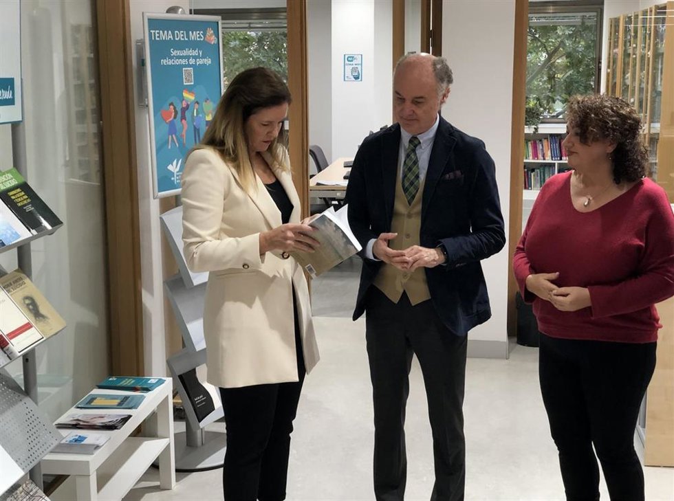 La consejera de Familia, Juventud y Asuntos Sociales, Ana Dávila (izquierda), visita la sede del Colegio Oficial de la Psicología de Madrid.