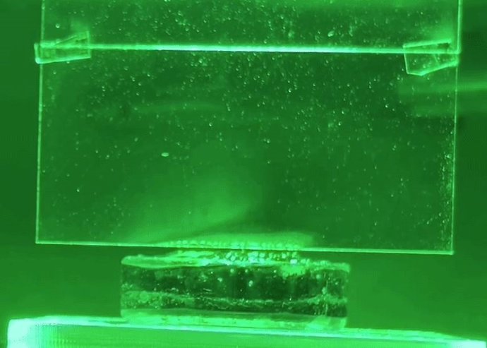 Las bocanadas de condensación blanca sobre el vidrio son agua que se evapora de un hidrogel con luz verde, sin calor.