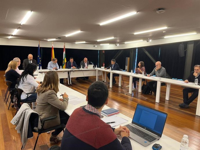 El consejero de Hacienda, Gobernanza Pública, Sociedad Digital y Portavocía, Alfonso Domínguez, ha presentado esta mañana al Consejo Económico y Social de La Rioja el anteproyecto de Ley de Medidas Fiscales y Administrativas
