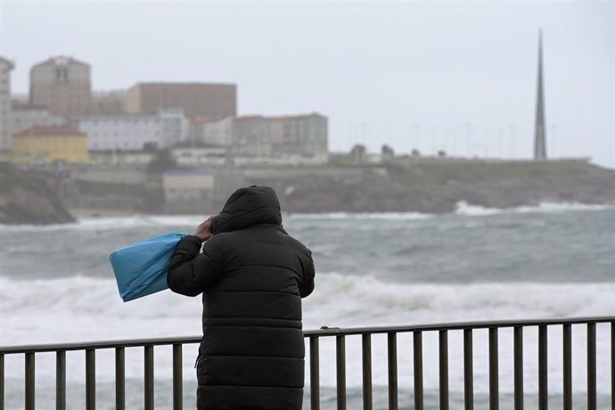 Una persona observa el oleaje, a 2 de noviembre de 2023, en A Coruña, Galicia (España). La borrasca 'Ciarán' está provocando a su paso por Galicia un reguero de incidencias, más de 500 gestionadas desde la central del 112, a causa de la climatología adver