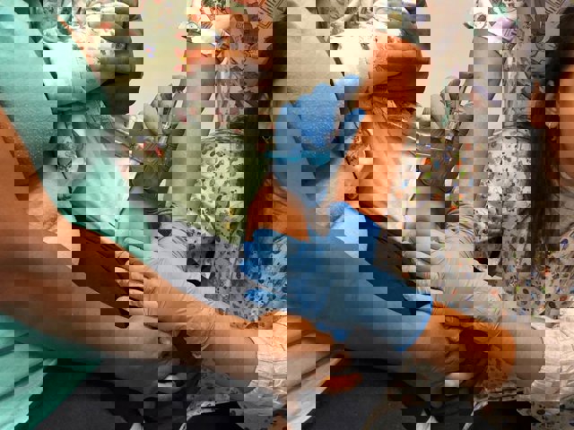 Una enfermera inocula a una menor de 13 meses la vacuna de la gripe (Palma).