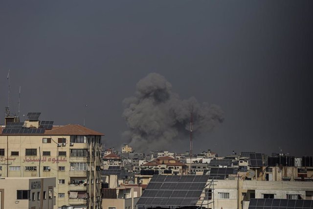 Columna de humo tras un bombardeo de Israel contra la Franja de Gaza