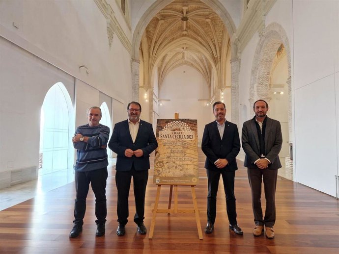 El alcalde de Carmona, Juan Ávila, y el concejal delegado de Cultura, Turismo y Patrimonio, Ramón Gavira, han presentado el ciclo musical.