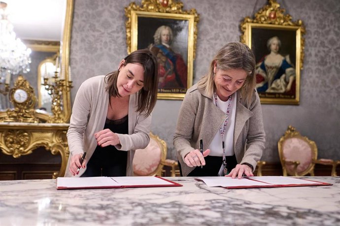 Begoña Alfaro y la presidenta de Cruz Roja Navarra, Isabel Cadena, firman la renovación del convenio para el Servicio de Atención y Asesoramiento en materia de extranjería.