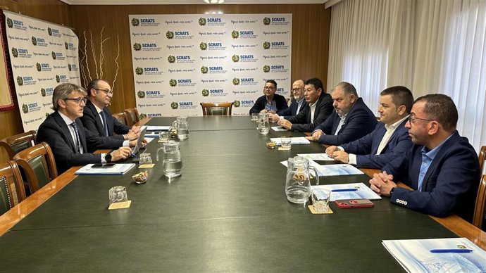 El presidente del SCRATS, Lucas Jiménez, presenta un estudio sobre impacto socioeconómico del recorte al trasvase Tajo-Segura elaborado por el Colegio de Economistas de la Región a los consejeros Luis Alberto Marín y Víctor Marín