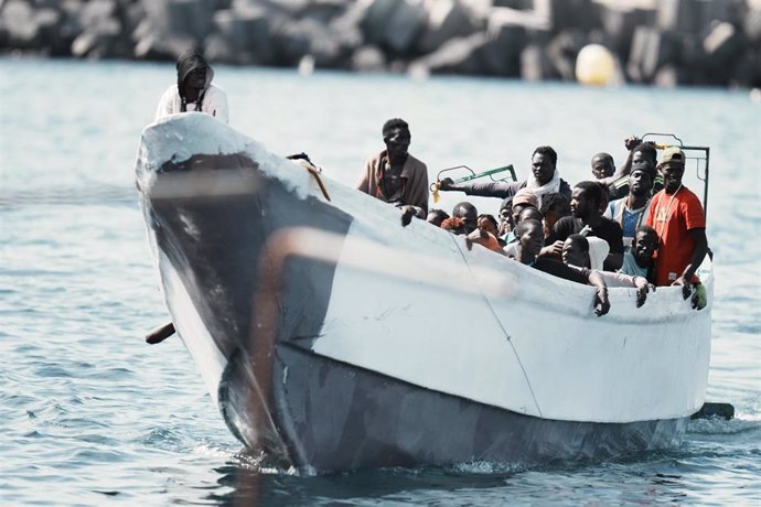 Decenas de migrantes a su llegada al puerto de La Restinga, a 31 de octubre de 2023, en El Hierro, Santa Cruz de Tenerife, Tenerife, Canarias (España). 