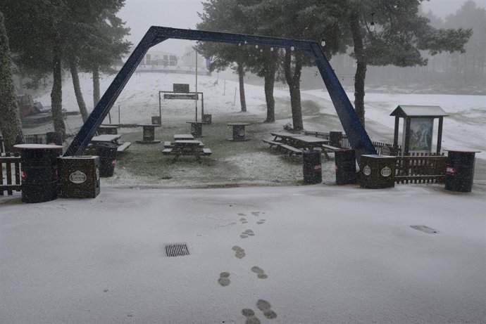 Una zona cubierta de nieve en la estación de esquí de Manzaneda, a 2 de noviembre de 2023, en Pobra de Trives, Ourense, Galicia (España). El pasado 30 de octubre cayeron los primeros copos de nieve del otoño en la estación de esquí de Manzaneda, y se re