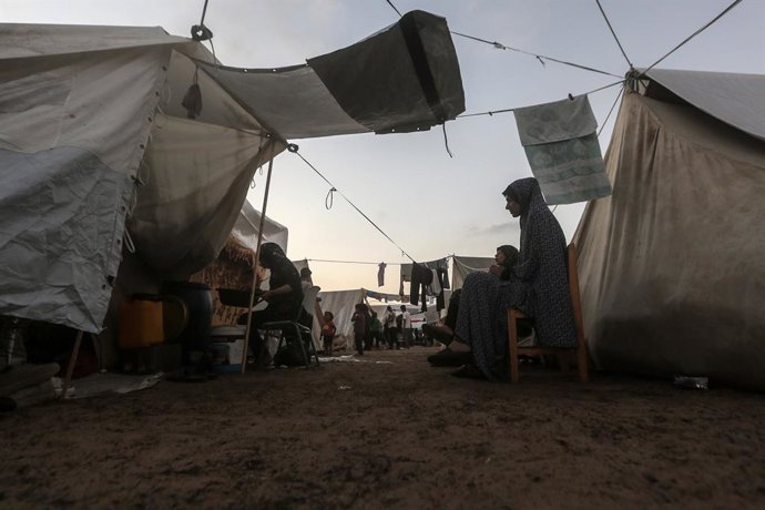 02 November 2023, Palestinian Territories, Khan Yunis: Displaced Palestinians, who fled their homes in northern Gaza amid Israeli raids, take shelter in tents set up at a UN-run centre in Khan Yunis, in the southern Gaza Strip. Photo: Mohammed Talatene/
