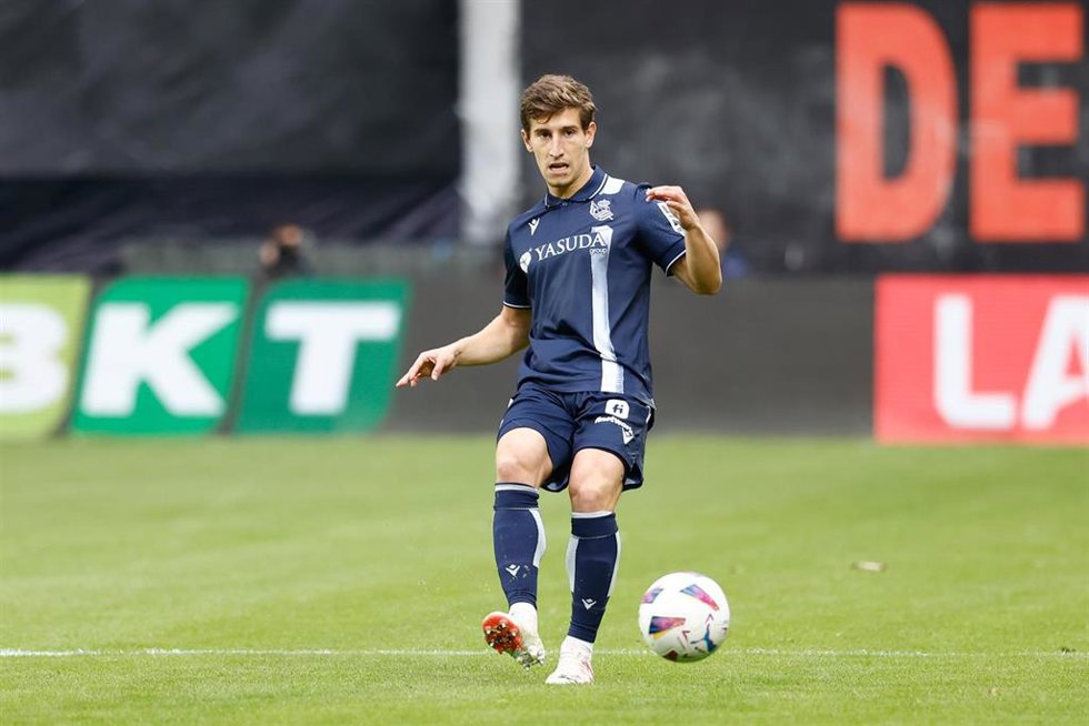 Aihen Muñoz renueva con la Real Sociedad hasta 2027, "podemos competir los títulos y ganarlos"