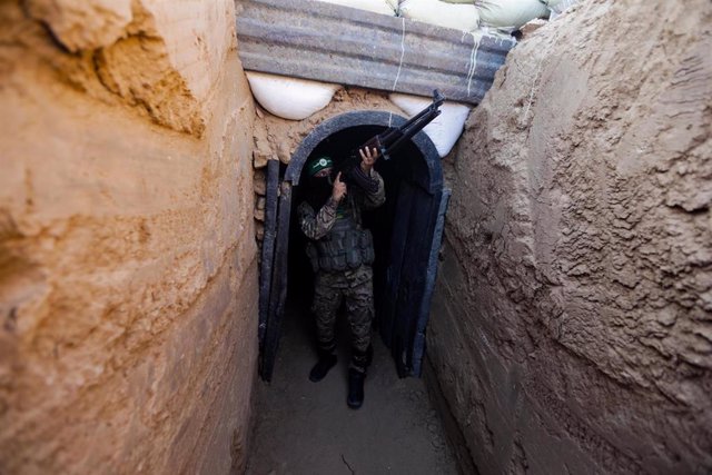 Archivo - Un miembro del brazo armado del Movimiento de Resistencia Islámica (Hamás) en un túnel situado en el centro de la Franja de Gaza