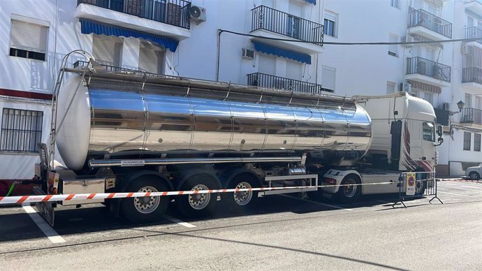 Uno de los camiones cisterna en Lora del Río, en Sevilla.