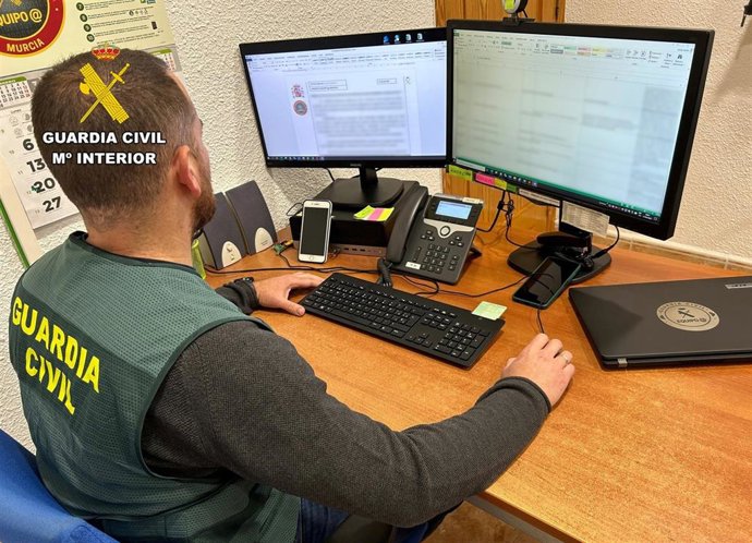 Un agente de la Guardia Civil, durante una operación en una foto de archivo