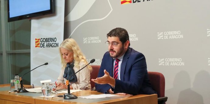 El vicepresidente primero, Alejandro Nolasco, junto a la directora general de Justicia, Esmeralda Pastor.