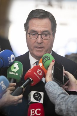 El presidente de la CEOE, Antonio Garamendi, ofrece declaraciones a los medios a su llegada a la recepción de invitados a la entrega de los Premios Princesa de Asturias 2023, a 20 de octubre de 2023, en Oviedo, Asturias (España).