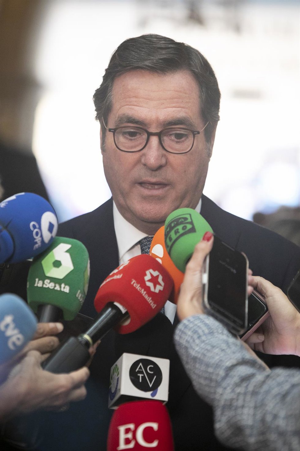 El presidente de la CEOE, Antonio Garamendi, ofrece declaraciones a los medios a su llegada a la recepción de invitados a la entrega de los Premios Princesa de Asturias 2023, a 20 de octubre de 2023, en Oviedo, Asturias (España).