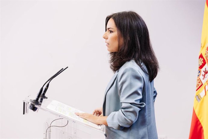Archivo - La diputada de VOX María José Rodríguez de Millán durante una rueda de prensa en el Congreso de los Diputados.
