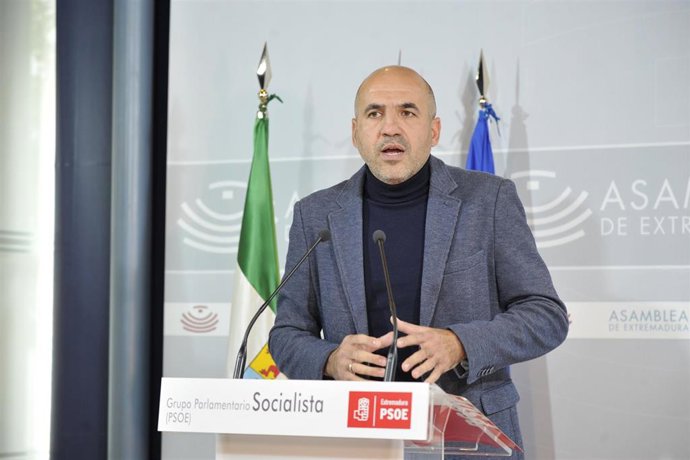 El diputado socialista en la Asamblea Juan Ramón Ferreira valora los datos del paro de octubre.