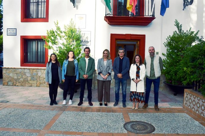 La presidenta de la Diputación de Cádiz, Almudena Martínez, visita Nueva Jarilla y se reúne con Javier Contreras, presidente de la junta vecinal.