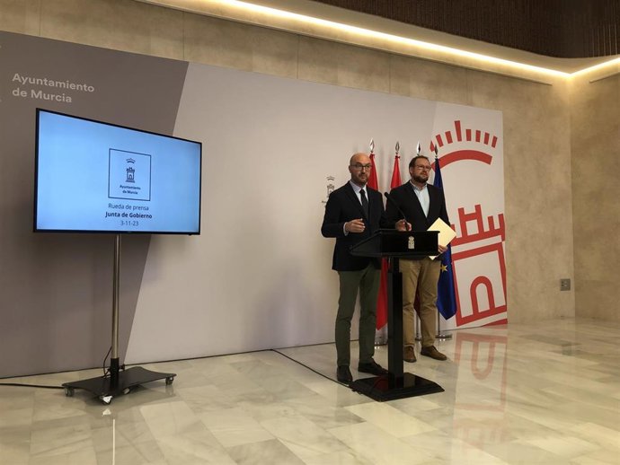 El concejal de Movilidad, Gestión Económica y Contratación, José Francisco Muñoz, junto al edil Pepe Guillén