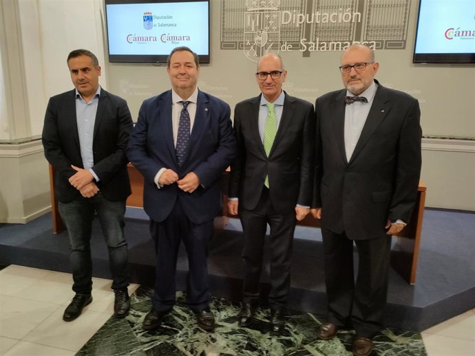 El diputado provincial Antonio Labrador, Benjamín Crespo, Javier Iglesias y Buenaventura Velasco, de izquierda a derecha, en la presentación del acuerdo en Salamanca