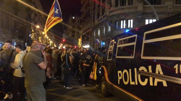 Archivo - Furgones ante la Jefatura de Policía en la Via Laietana de Barcelona durante una protesta por la actuación policial en los disturbios a raíz de la sentencia del proceso independentista, el 26 de octubre de 2019