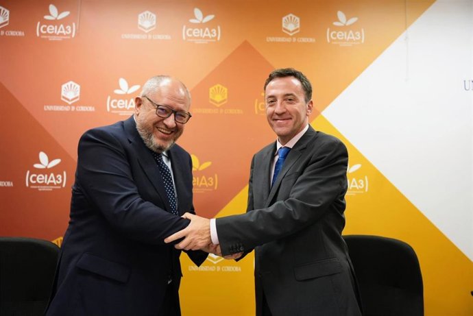 El rector de la UCO, Manuel Torralbo, y el presidente de Navantia, Ricargo Domínguez, se dan la mano tras la firma del acuerdo.