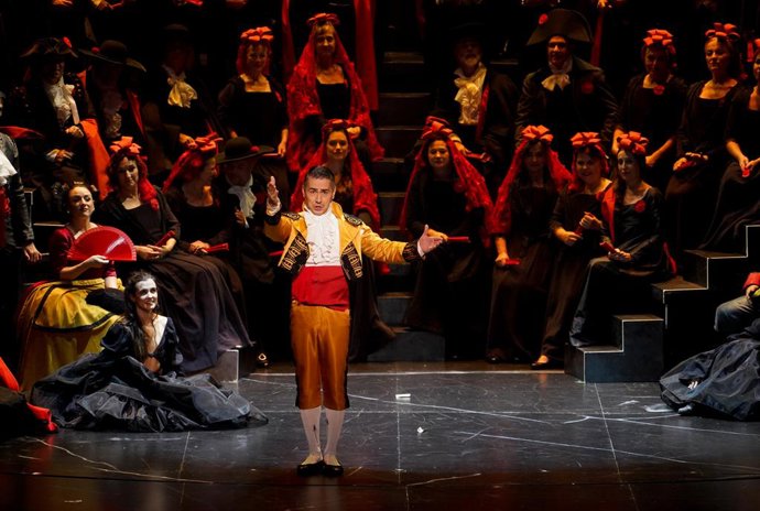 Varios intérpretes durante el pase gráfico de la zarzuela 'Pan y toros',  en el Palau de les Arts de Valencia. 