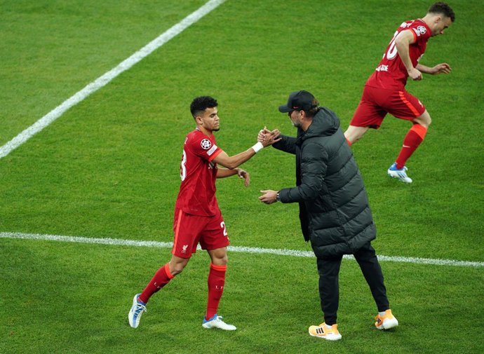 Archivo - 28 May 2022, France, Paris: Liverpool's Luis Diaz shakes hands with manager Jurgen Klopp during the UEFA Champions League final soccer match between Liverpool FC and Real Madrid CF at the Stade de France. Photo: Peter Byrne/PA Wire/dpa