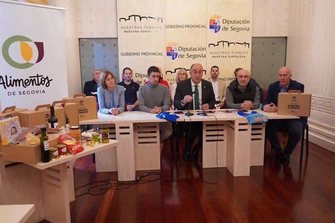 El presidente de la Diputación (C) durante la firma con los clubes deportivos de la provincia.