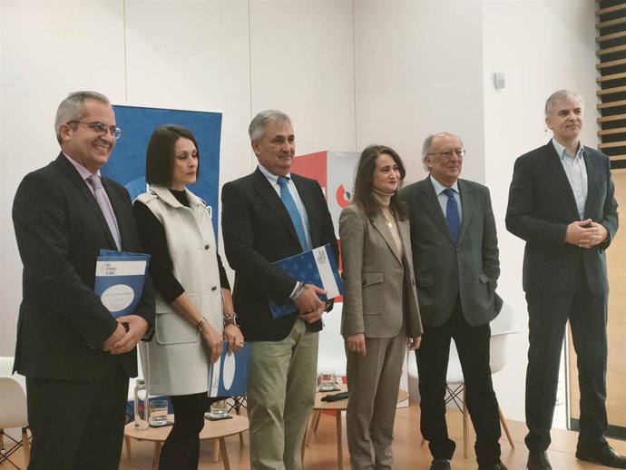 Representantes del Foro Económico de Galicia, en la presentación del Informe de Coyuntura del segundo trimestre de 2023, en la sede de Zona Franca de Vigo.