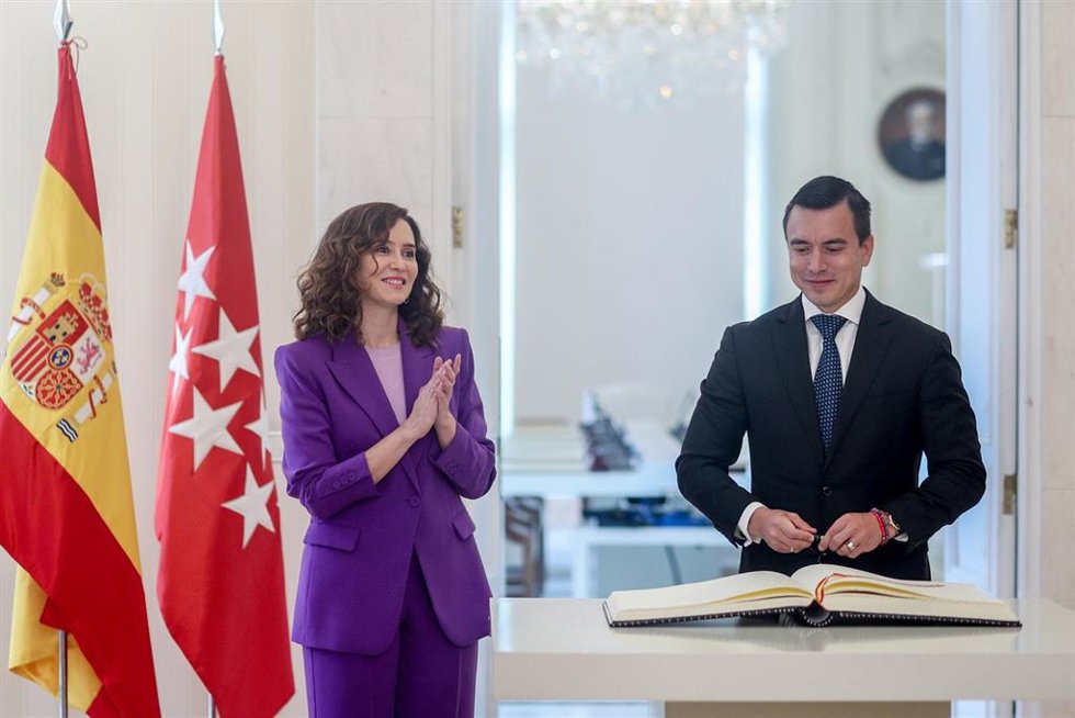 El presidente electo de la República del Ecuador, Daniel Noboa, firma en el Libro de Honor de la Comunidad de Madrid, en presencia de la presidenta de la Comunidad de Madrid, Isabel Díaz Ayuso, en la Real Casa de Correos, a 3 de noviembre de 2023, en Ma