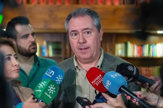 El secretario general del PSOE-A, Juan Espadas,en una atención a medios en una foto de archivo.