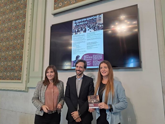 La encargada de Cultura de la Fundación Caja de Burgos, Beatriz Rodríguez, el director de la OSBu, Iván Martín, y la presidenta de la Gerencia Municipal de Cultura, Marta Alegría.